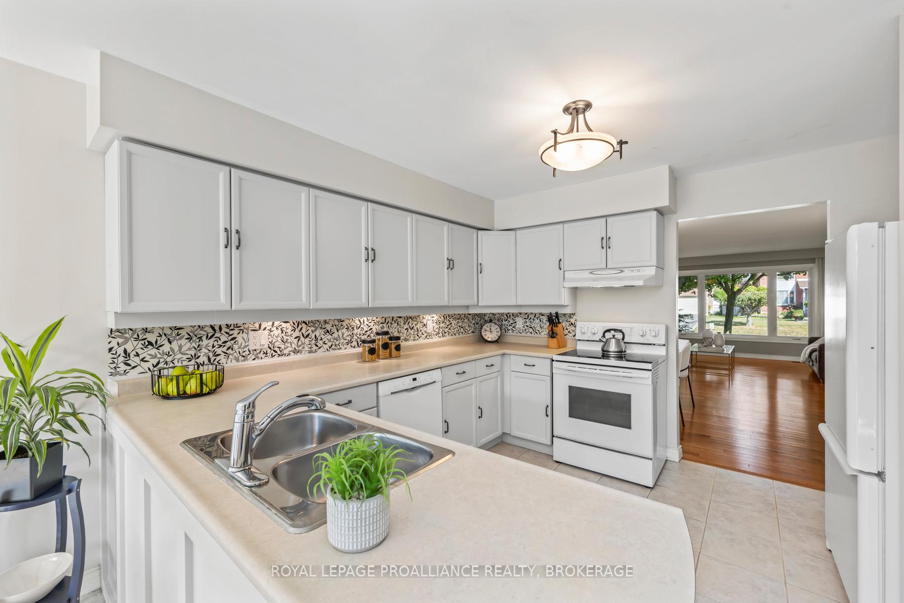 Photo 13 of 984 Ambleside Crescent, Kingston, North of Taylor-Kidd Blvd — HOMEH