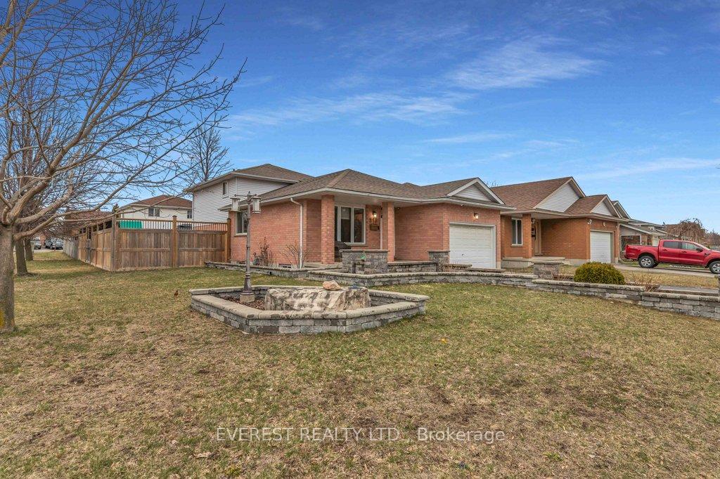 Photo 2 of 213 Erinbrook Drive, Kitchener — HOMEH