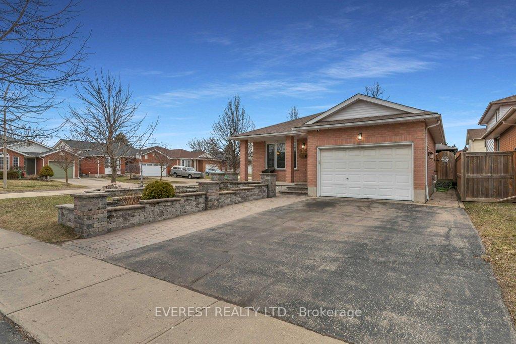 Photo 3 of 213 Erinbrook Drive, Kitchener — HOMEH