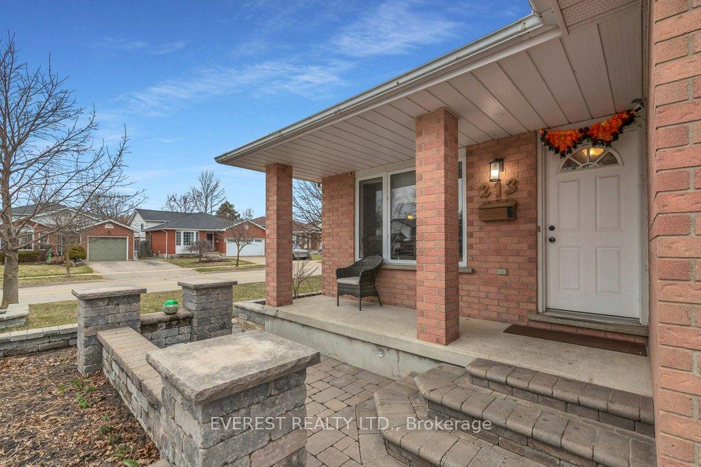 Photo 4 of 213 Erinbrook Drive, Kitchener — HOMEH