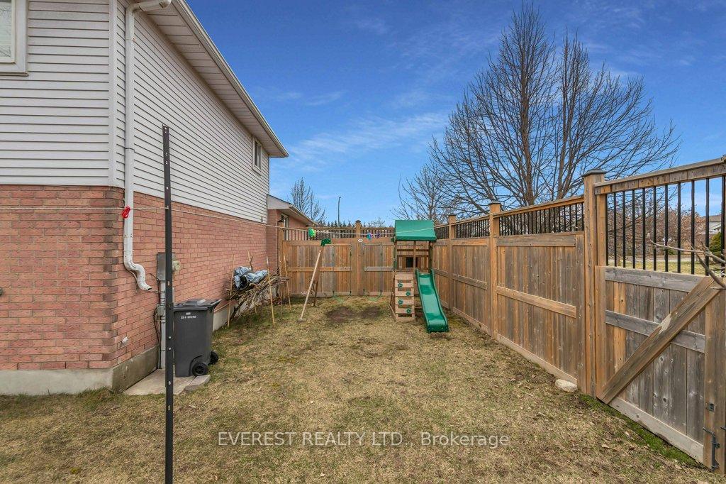 Photo 27 of 213 Erinbrook Drive, Kitchener — HOMEH