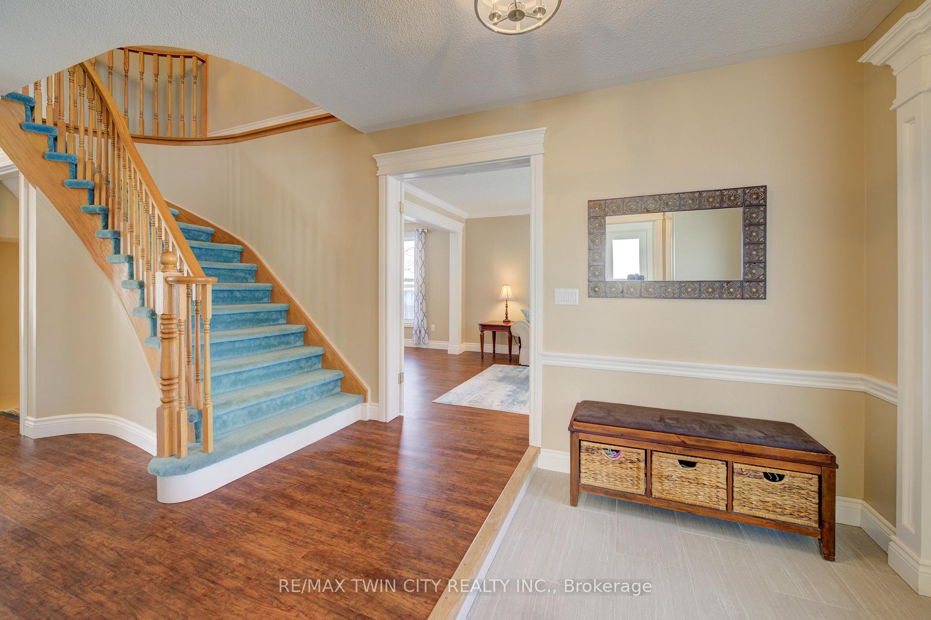 Photo 3 of 210 Greengable Court, Kitchener — HOMEH