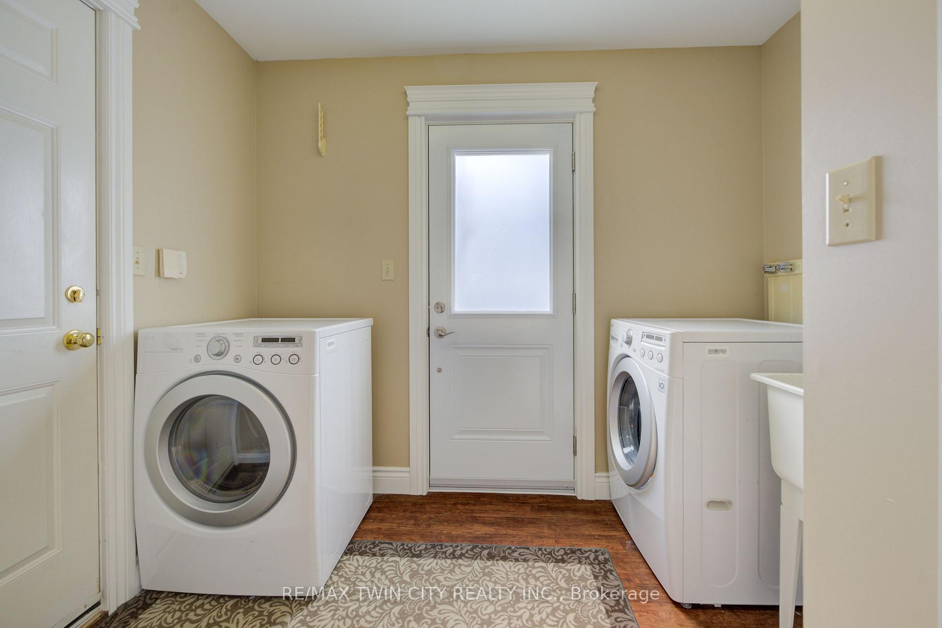 Photo 5 of 210 Greengable Court, Kitchener — HOMEH