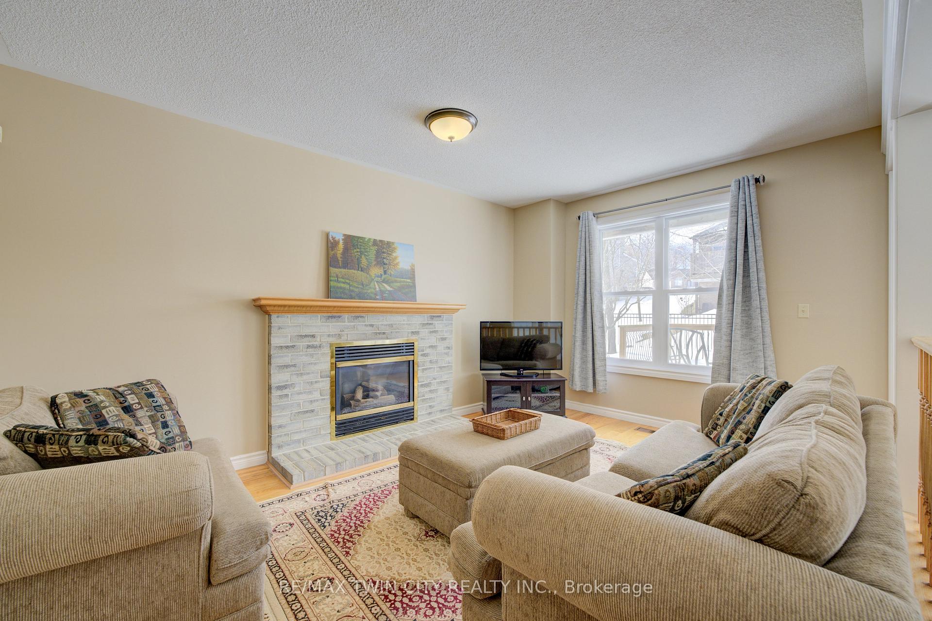 Photo 7 of 210 Greengable Court, Kitchener — HOMEH
