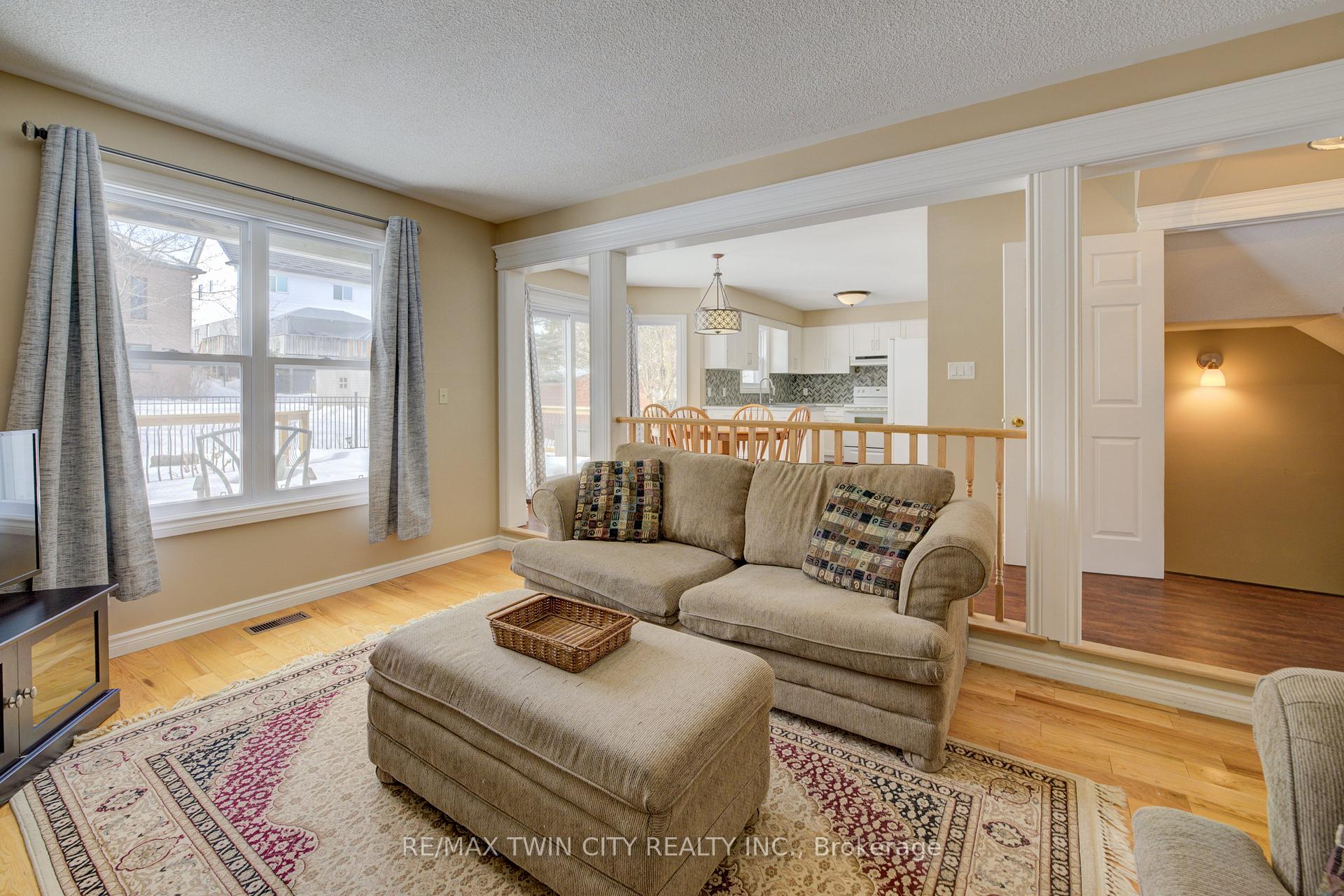 Photo 8 of 210 Greengable Court, Kitchener — HOMEH