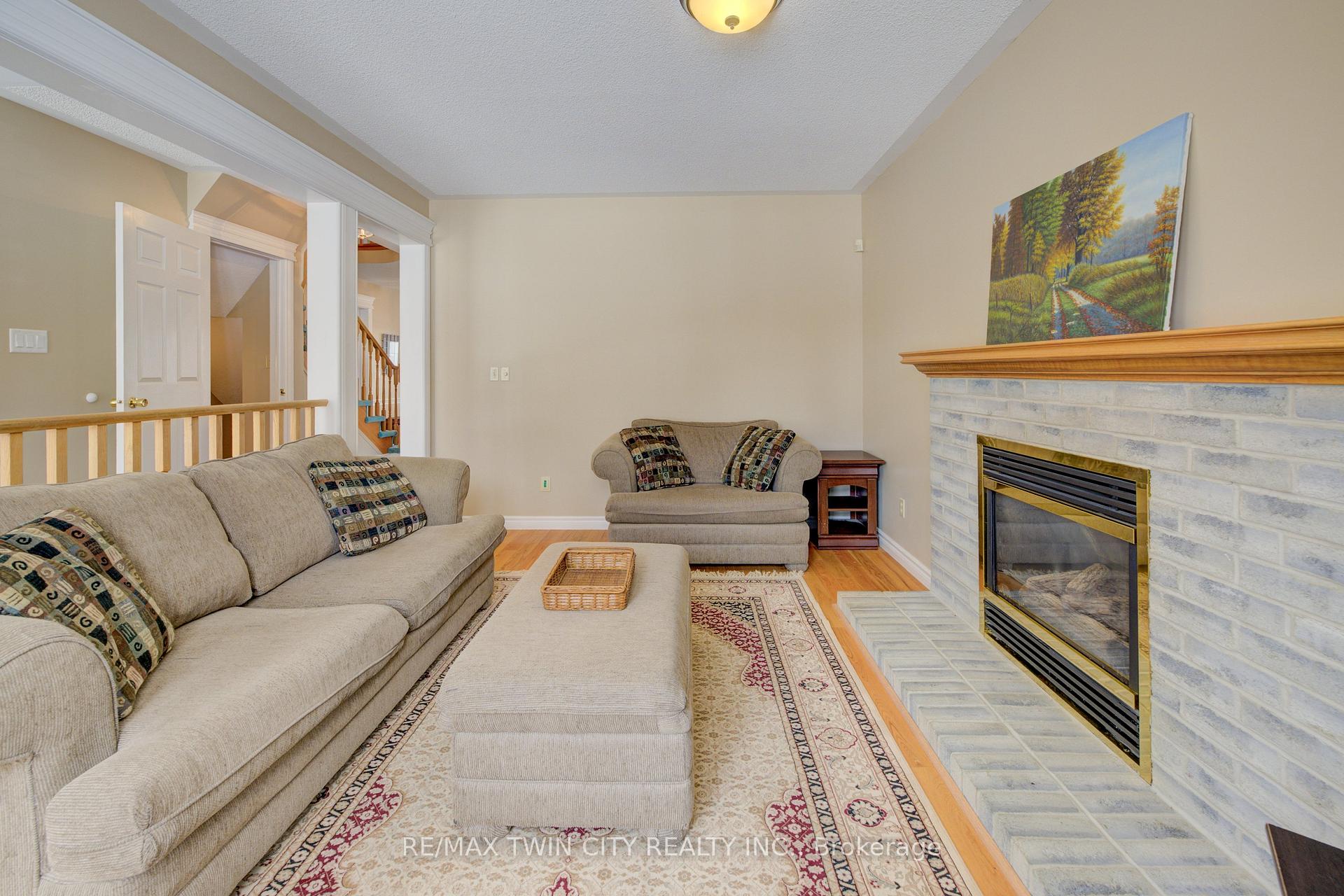Photo 9 of 210 Greengable Court, Kitchener — HOMEH
