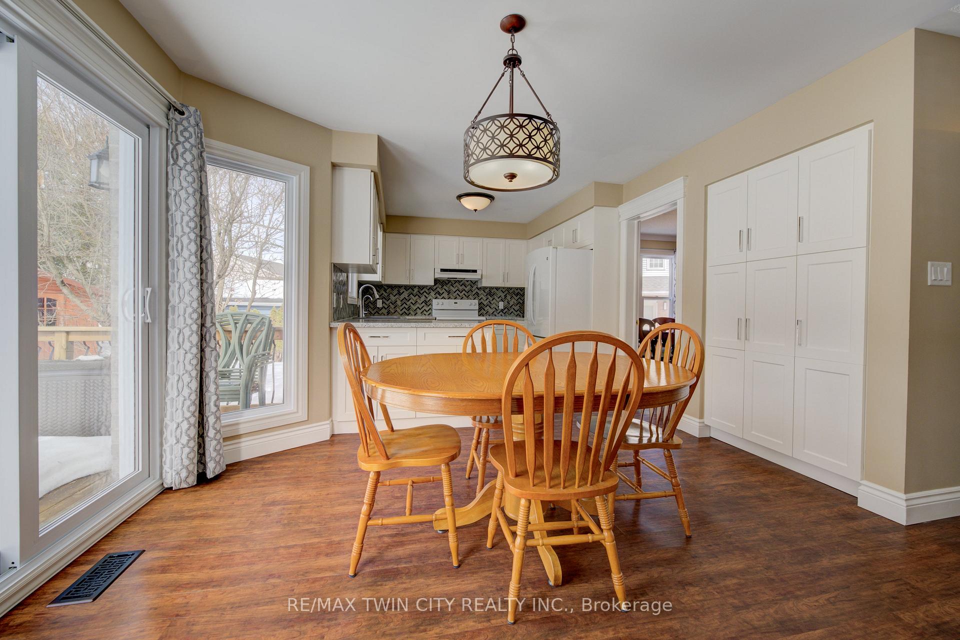 Photo 10 of 210 Greengable Court, Kitchener — HOMEH