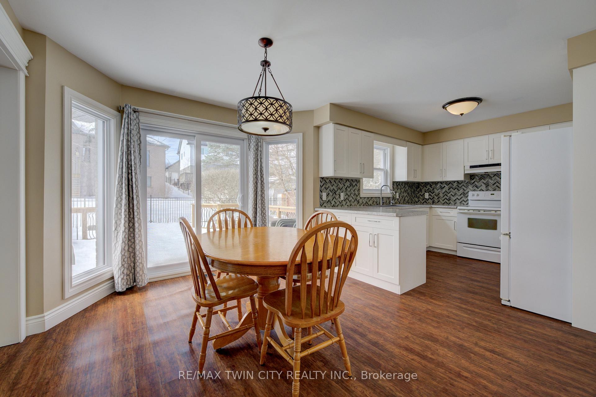 Photo 11 of 210 Greengable Court, Kitchener — HOMEH