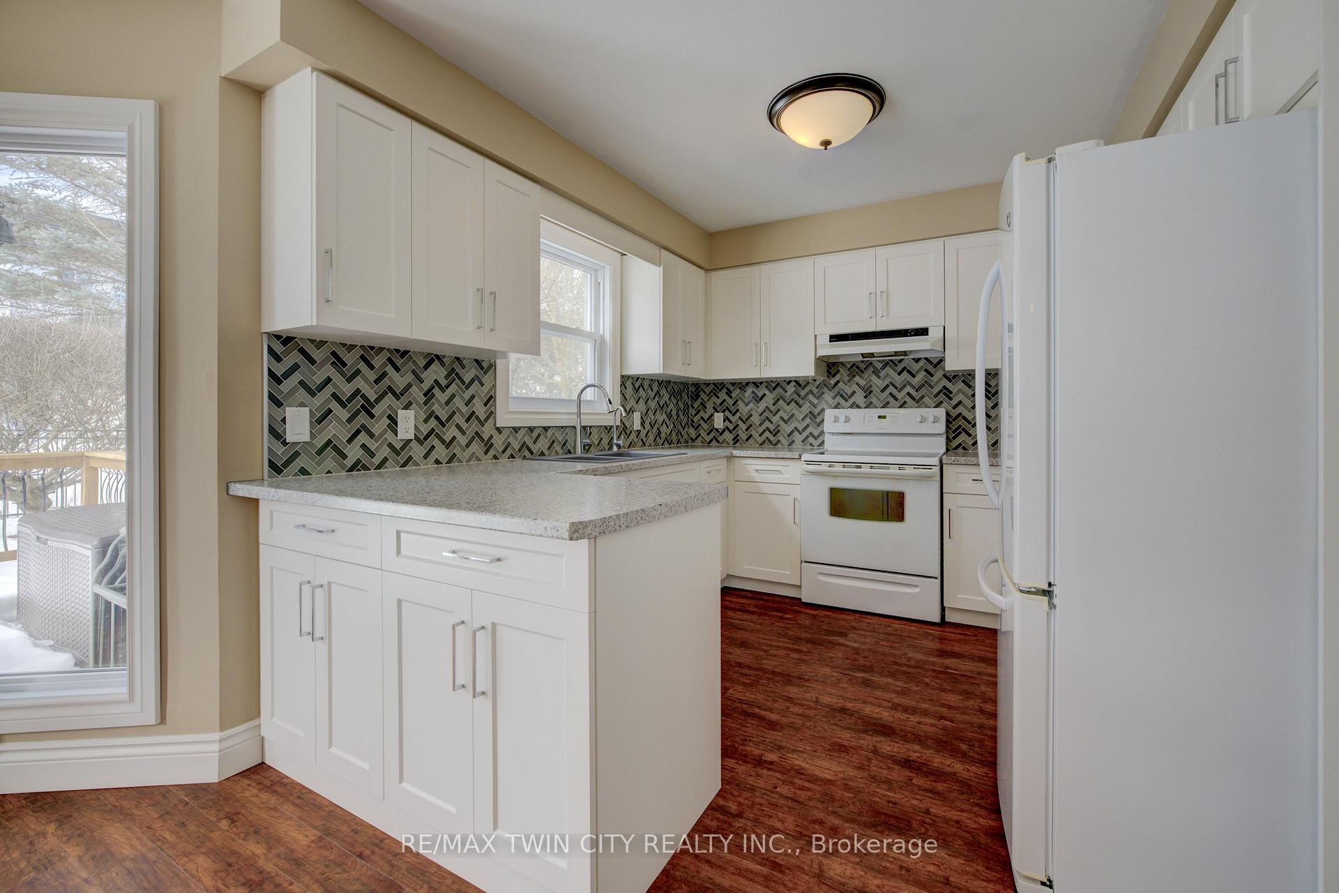 Photo 12 of 210 Greengable Court, Kitchener — HOMEH