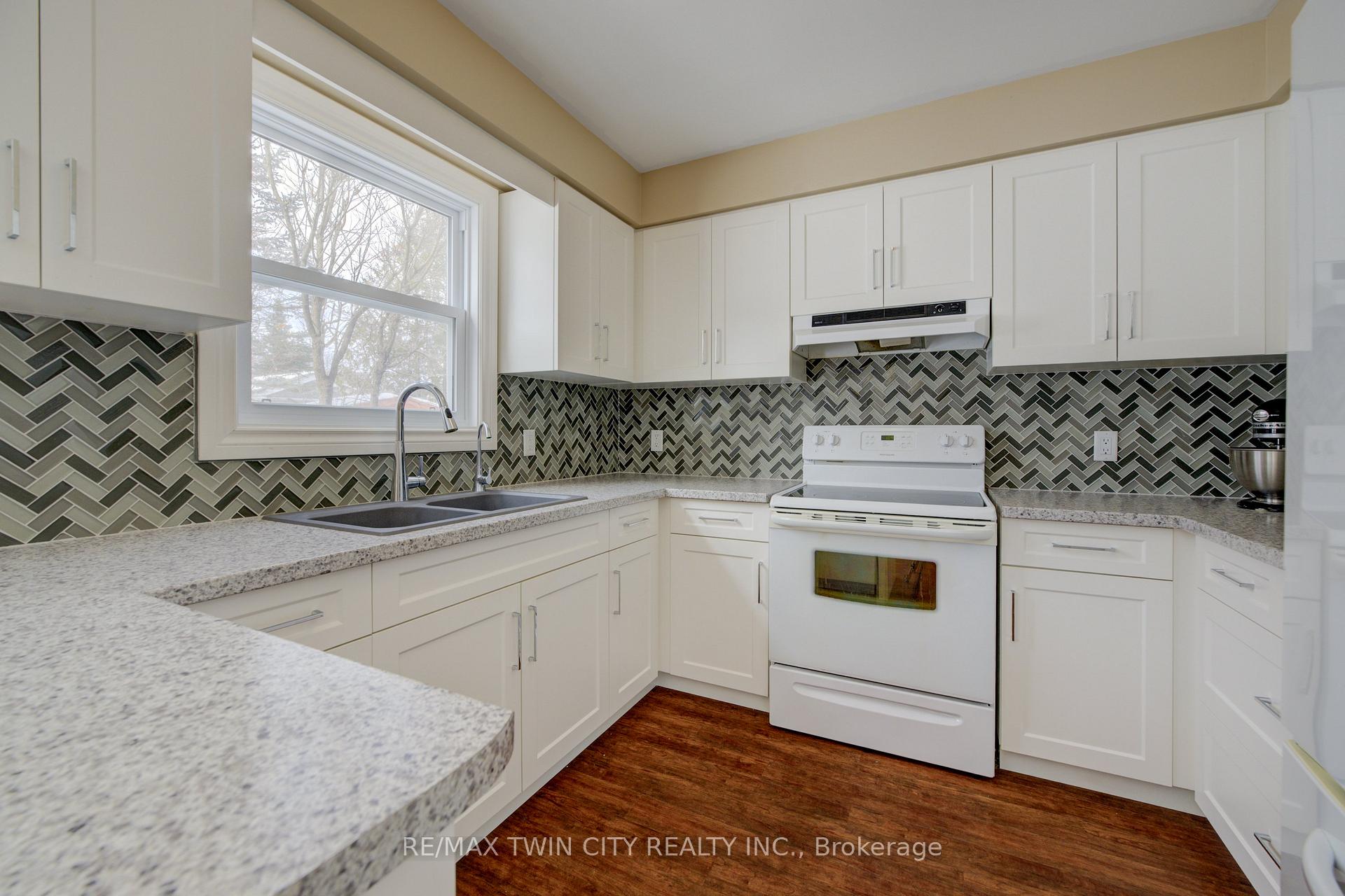 Photo 13 of 210 Greengable Court, Kitchener — HOMEH