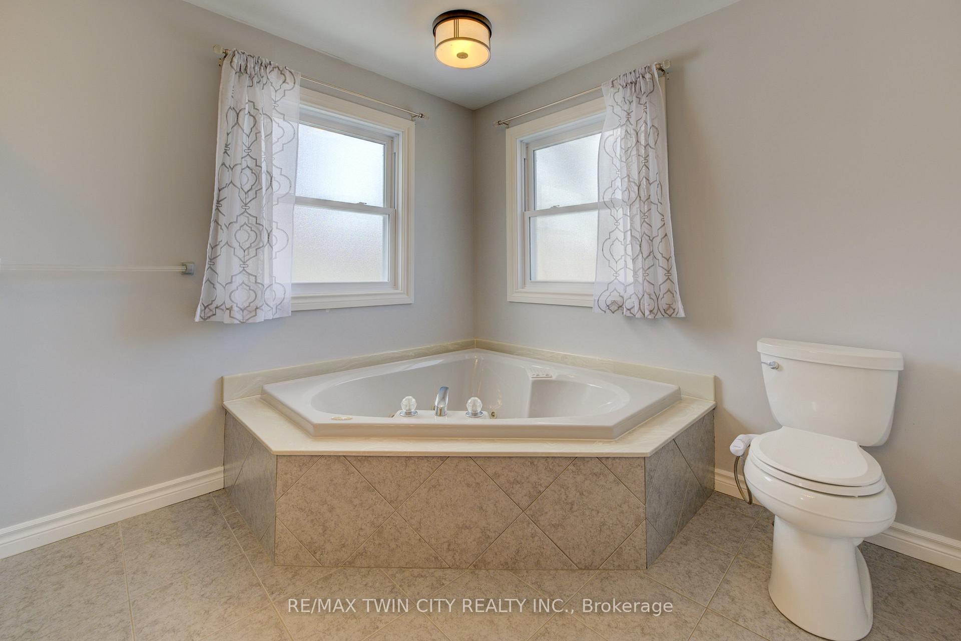 Photo 21 of 210 Greengable Court, Kitchener — HOMEH