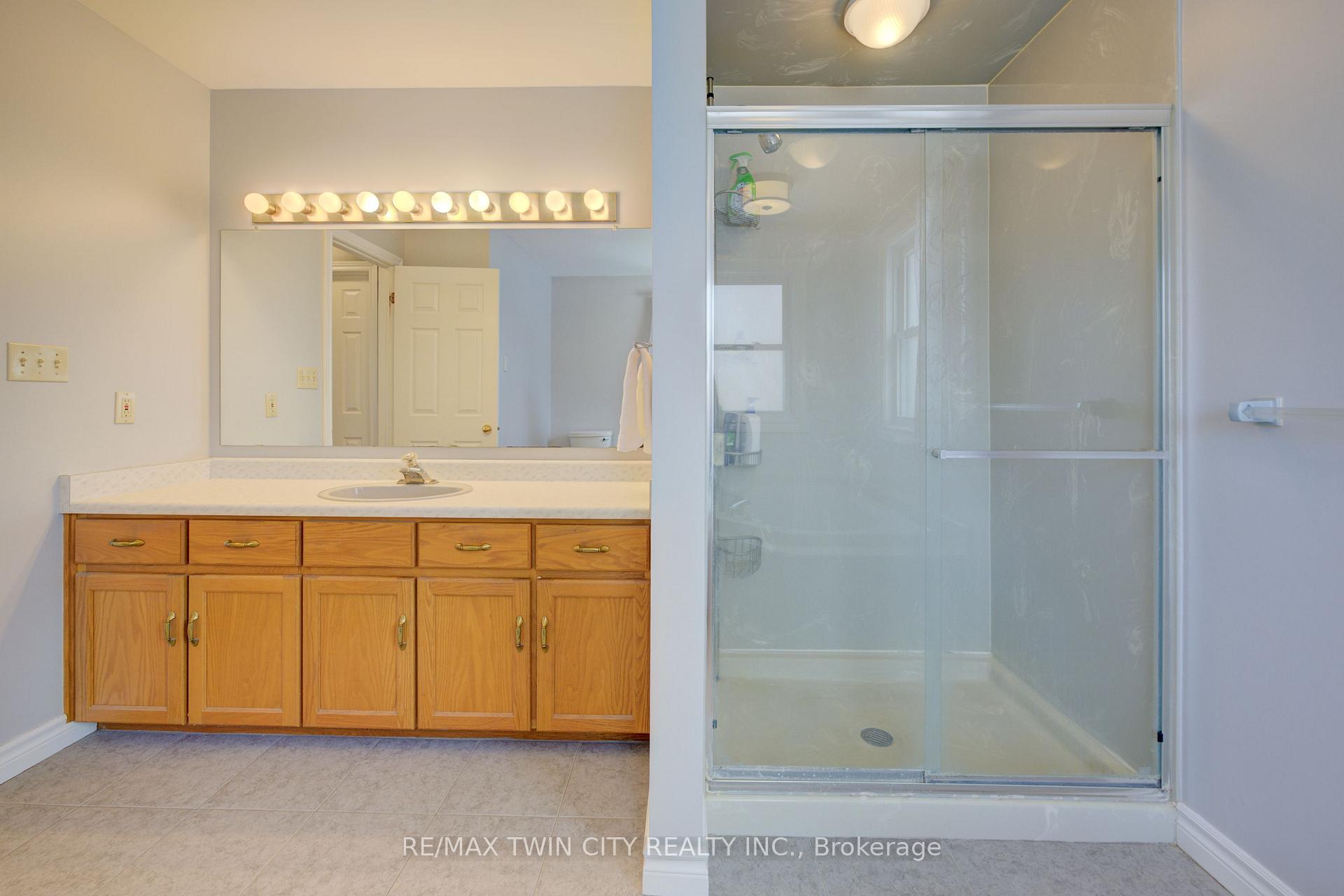 Photo 22 of 210 Greengable Court, Kitchener — HOMEH