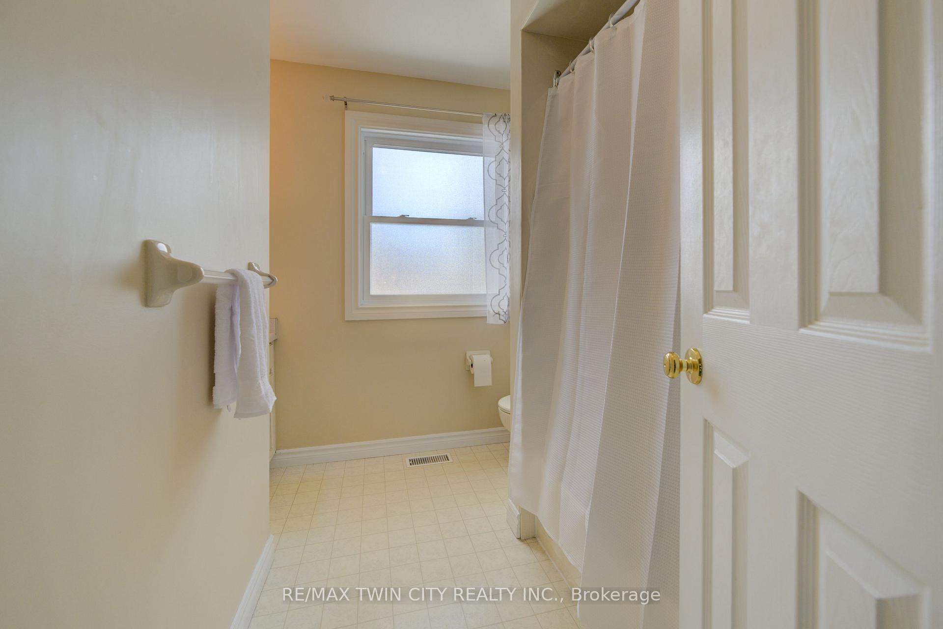 Photo 26 of 210 Greengable Court, Kitchener — HOMEH
