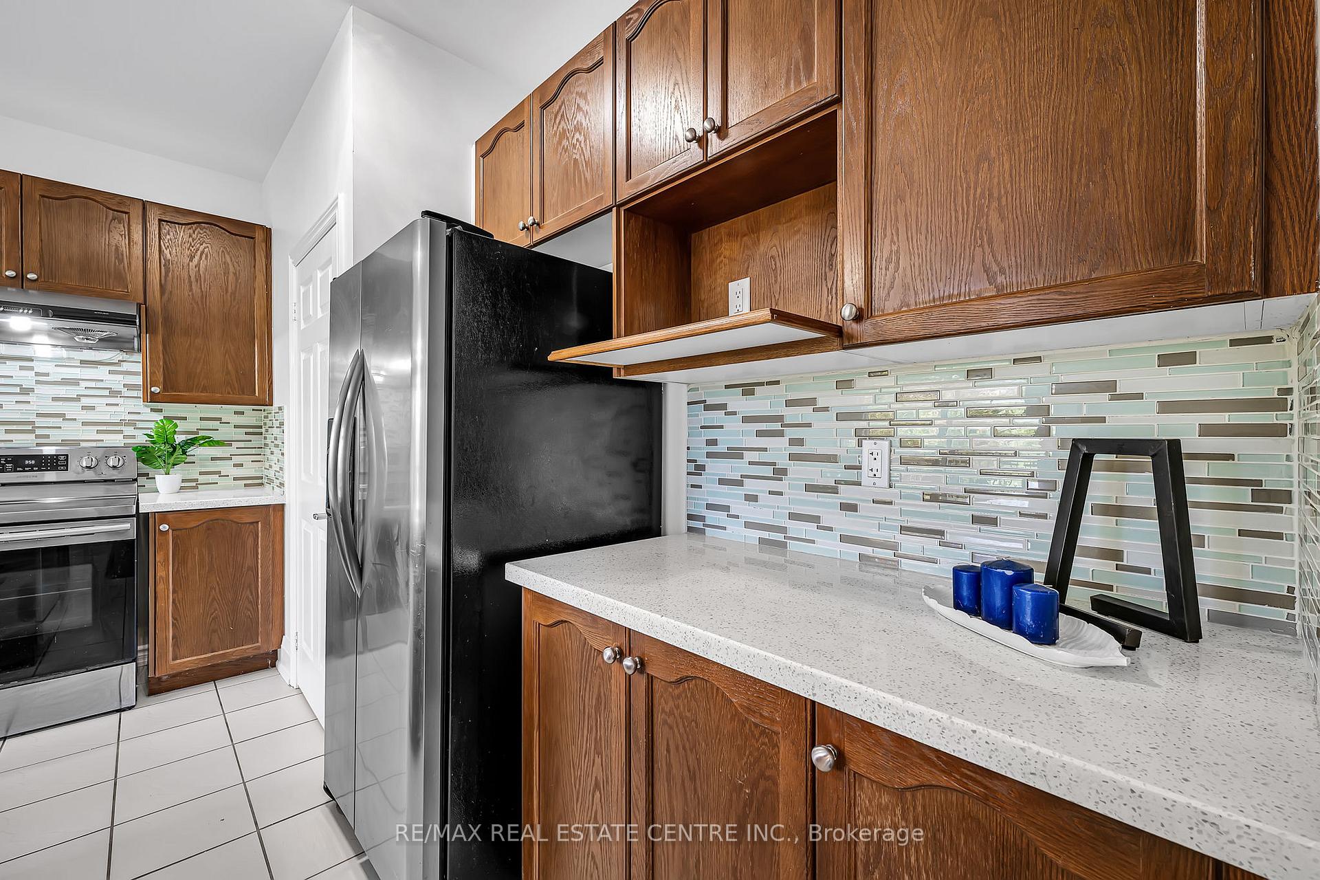 Photo 11 of 425 Bussel Crescent, Milton, Clarke — HOMEH