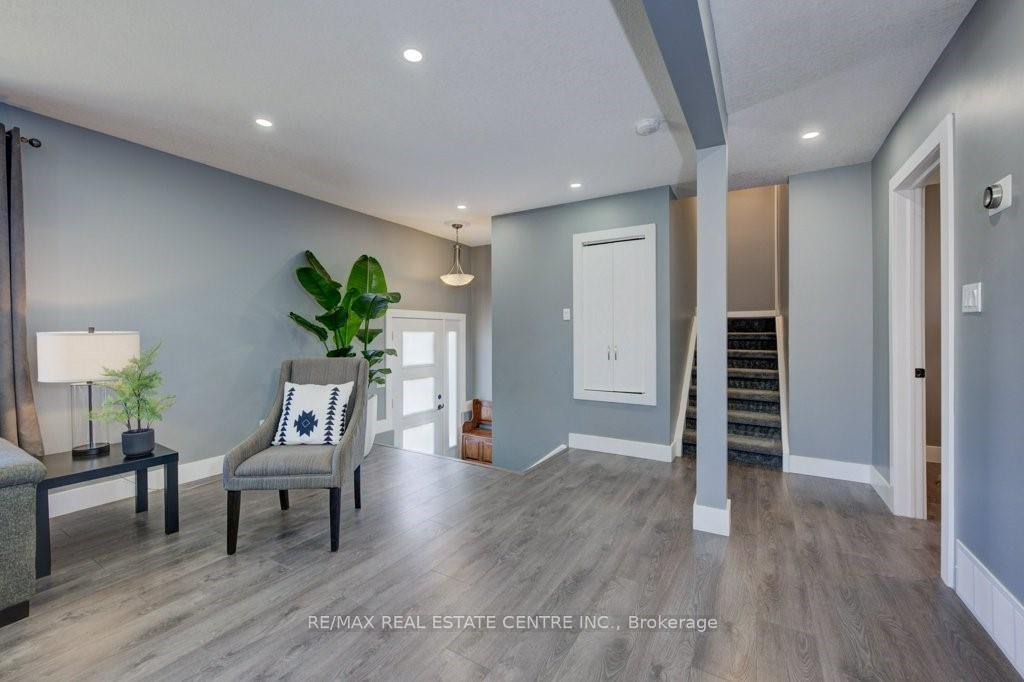 Photo 5 of 51 Rossford Crescent, Kitchener — HOMEH
