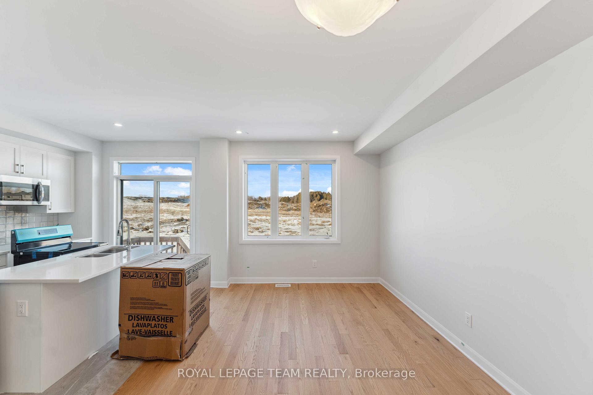Photo 4 of 160 Invention Boulevard, Ottawa, Kanata - Morgan's Grant/South March — HOMEH