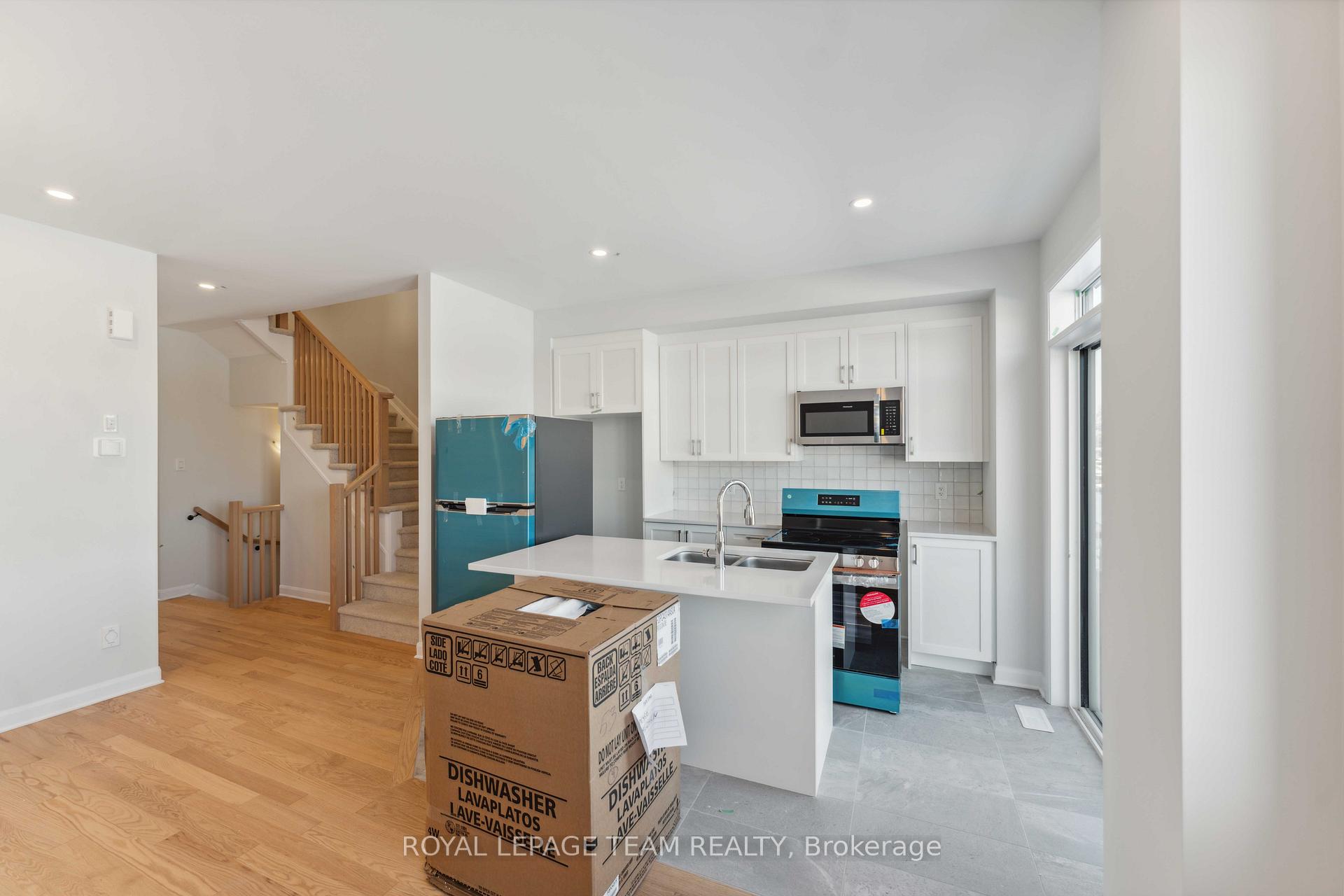 Photo 5 of 160 Invention Boulevard, Ottawa, Kanata - Morgan's Grant/South March — HOMEH