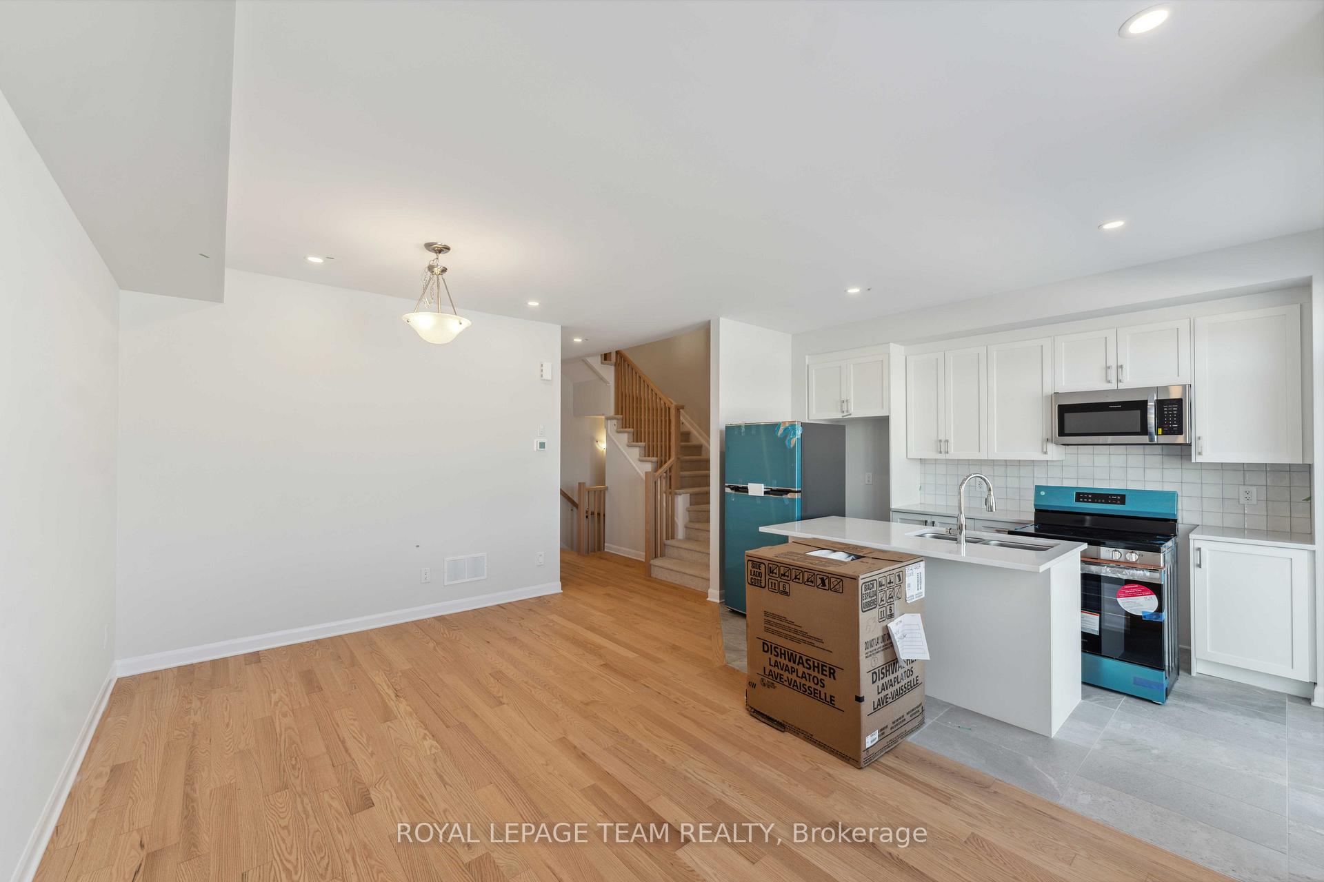 Photo 6 of 160 Invention Boulevard, Ottawa, Kanata - Morgan's Grant/South March — HOMEH