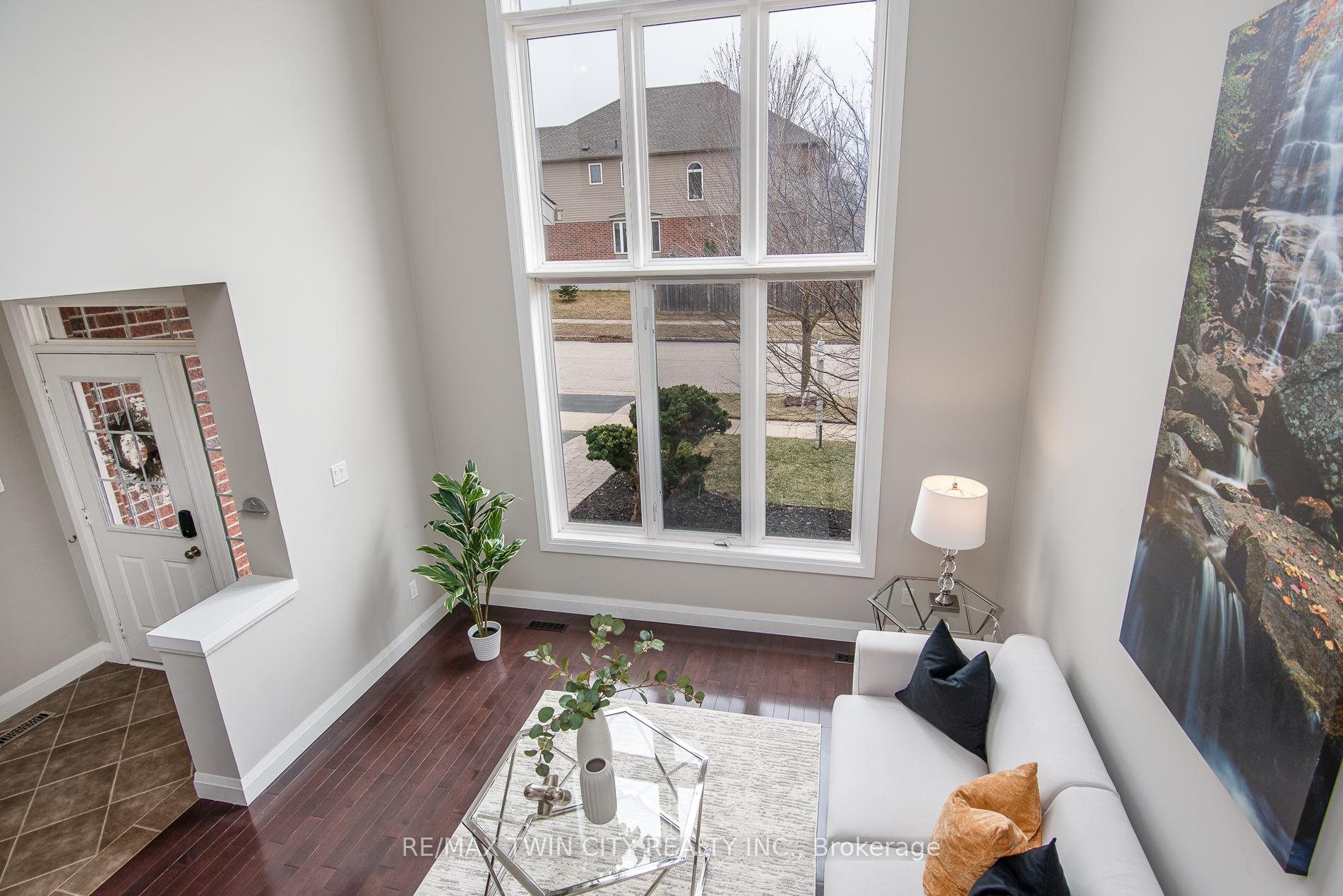Photo 7 of 537 Topper Woods Crescent, Kitchener — HOMEH