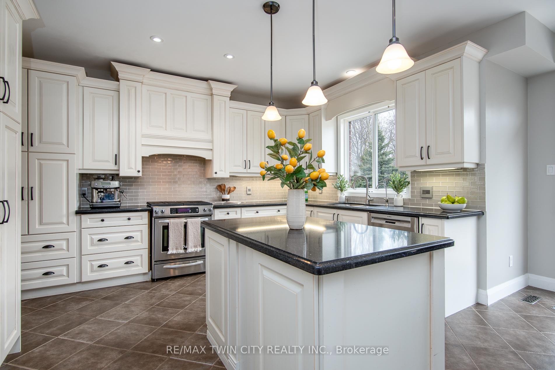 Photo 12 of 537 Topper Woods Crescent, Kitchener — HOMEH