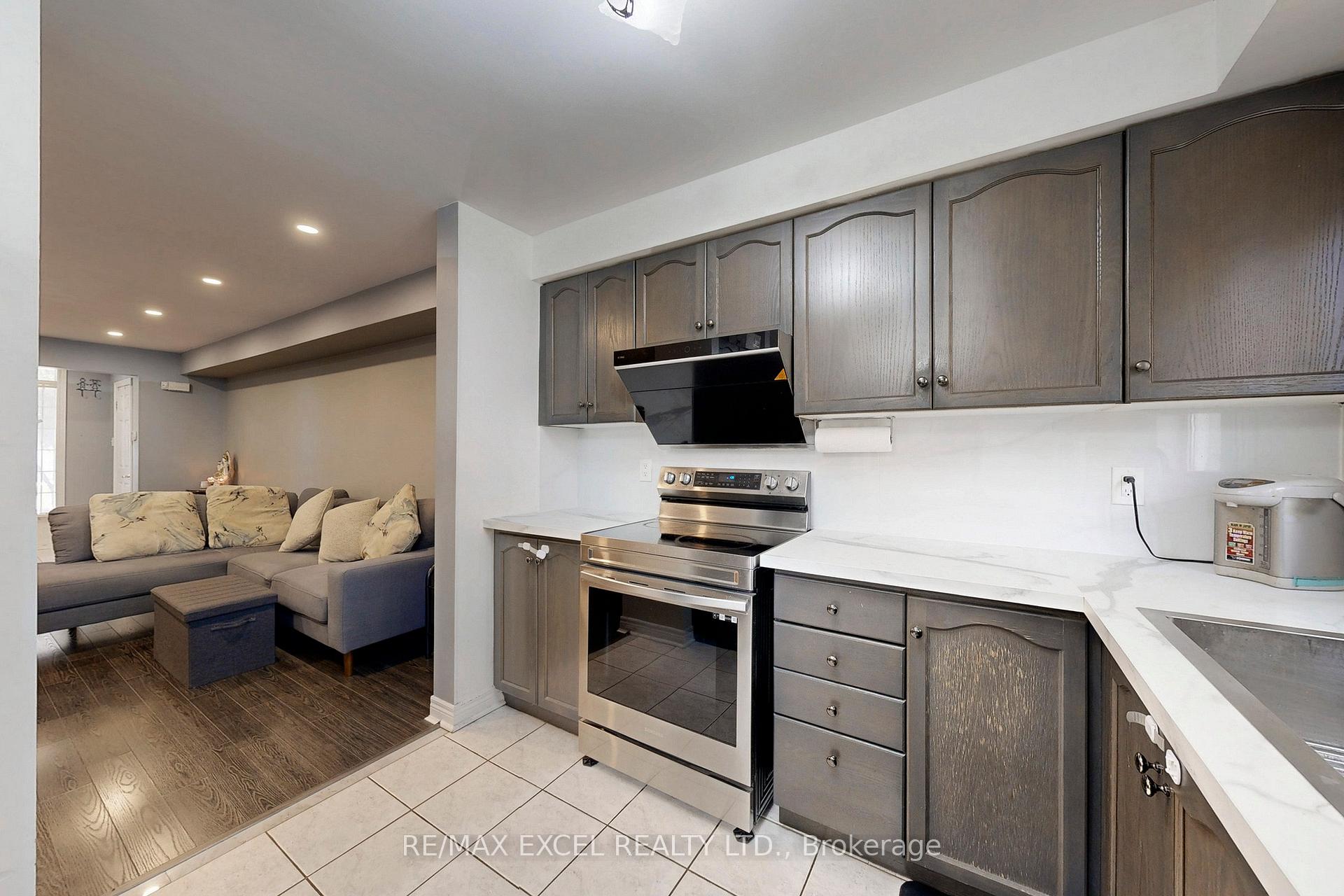 Photo 10 of 6 Sunway Square, Markham, Raymerville — HOMEH