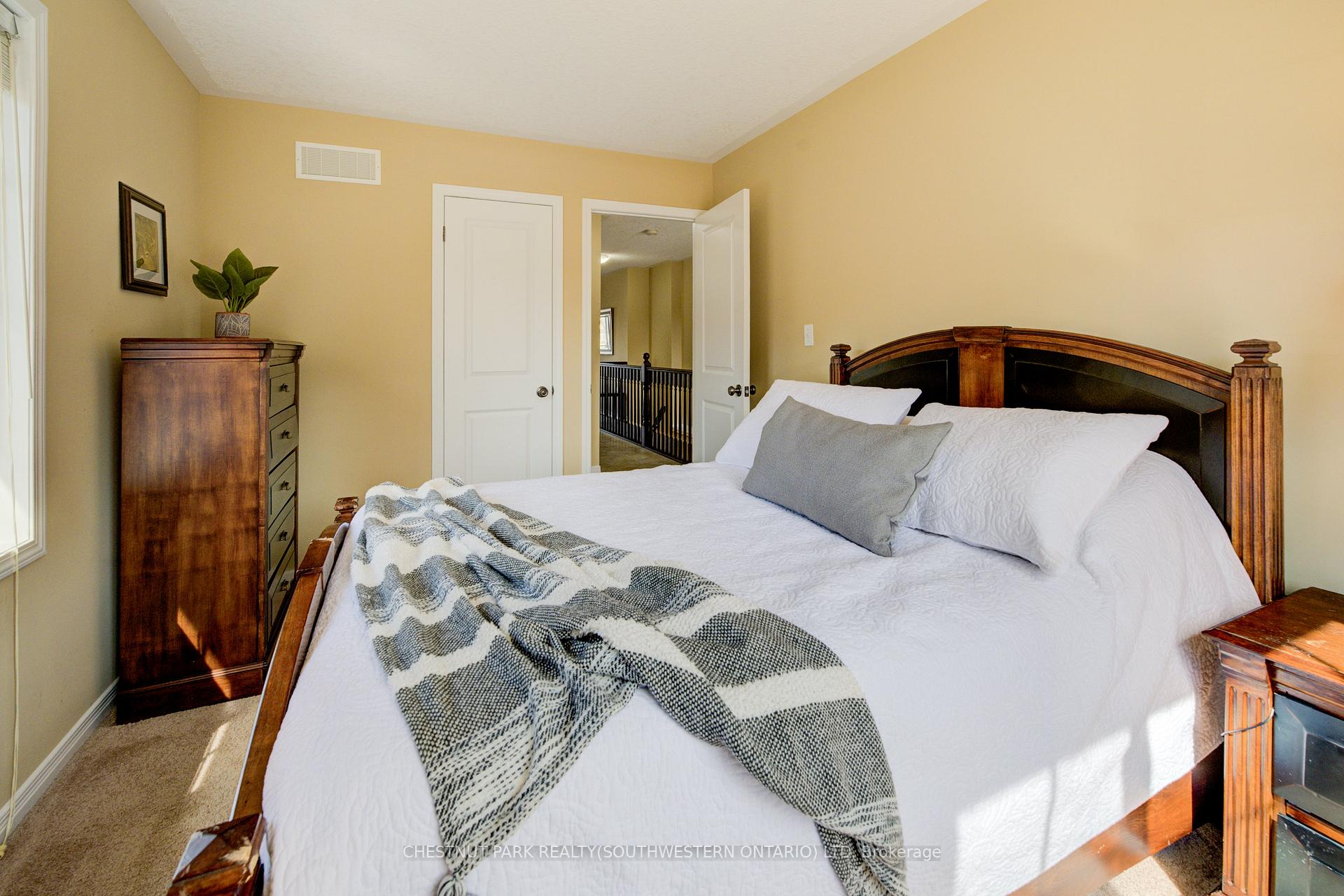 Photo 5 of 988 Zeller Crescent, Kitchener — HOMEH