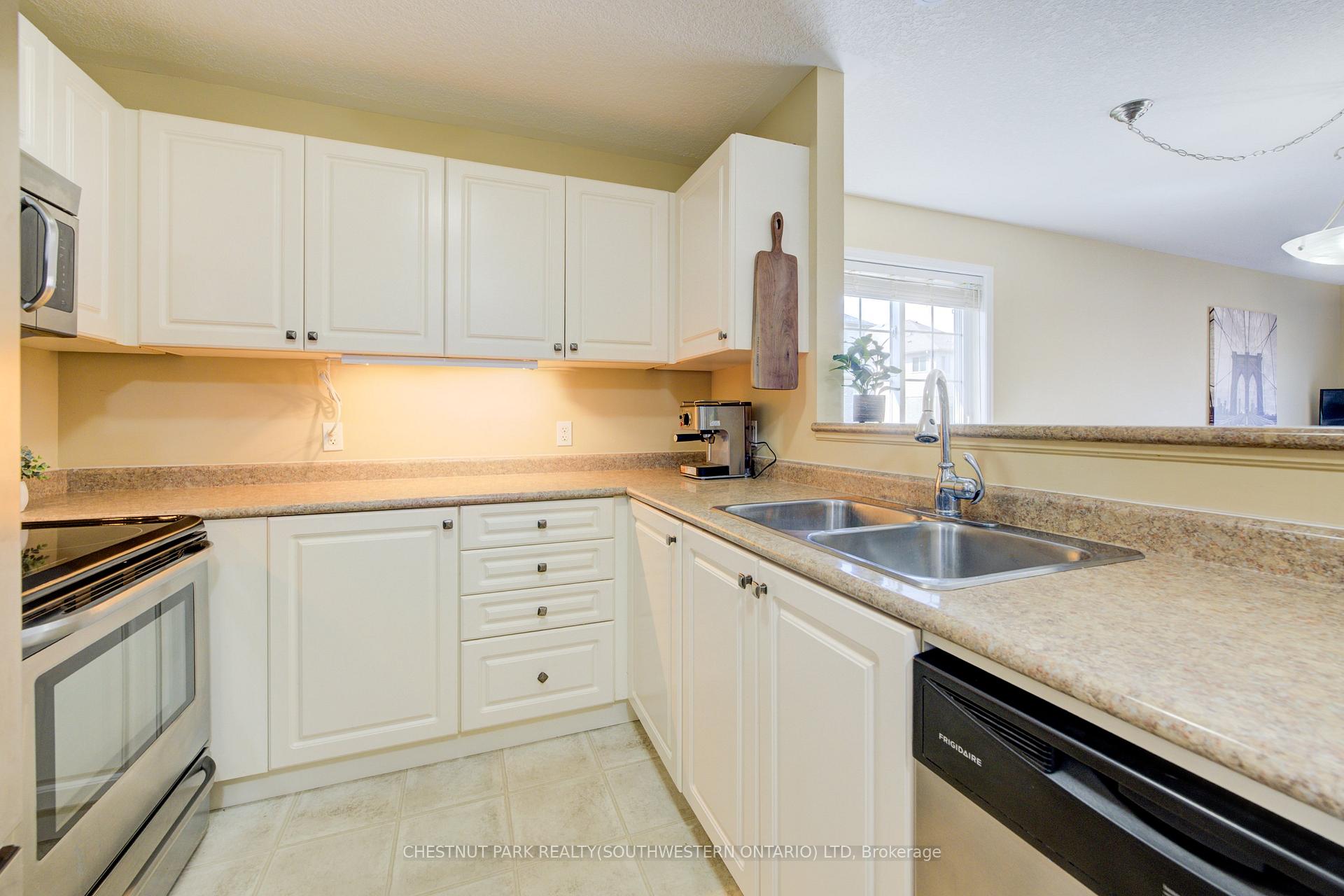 Photo 11 of 988 Zeller Crescent, Kitchener — HOMEH
