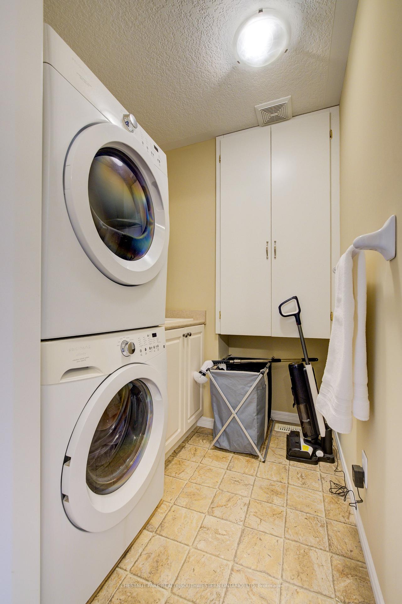 Photo 22 of 988 Zeller Crescent, Kitchener — HOMEH