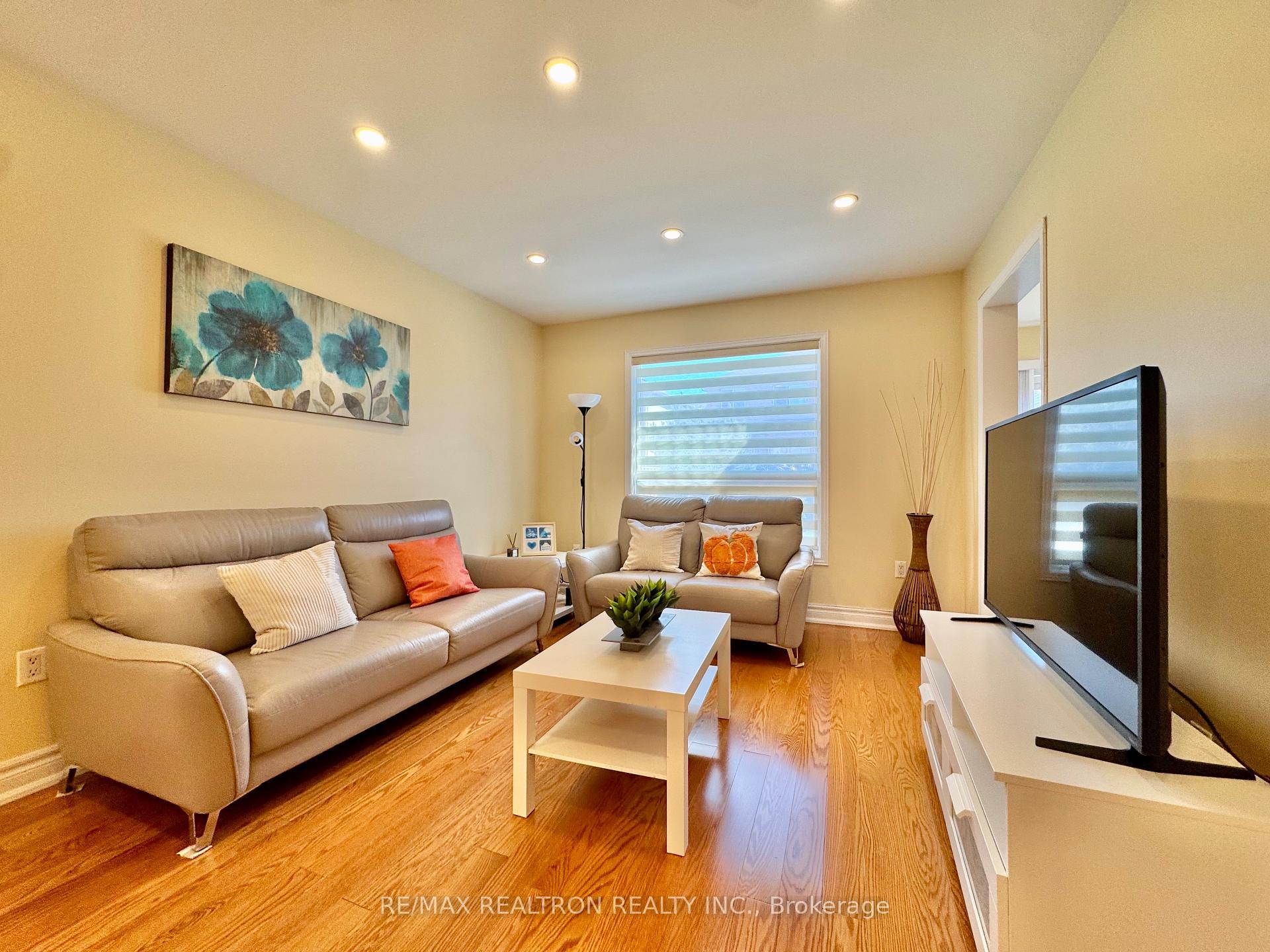 Photo 3 of 55 Devonwood Drive, Markham, Berczy — HOMEH