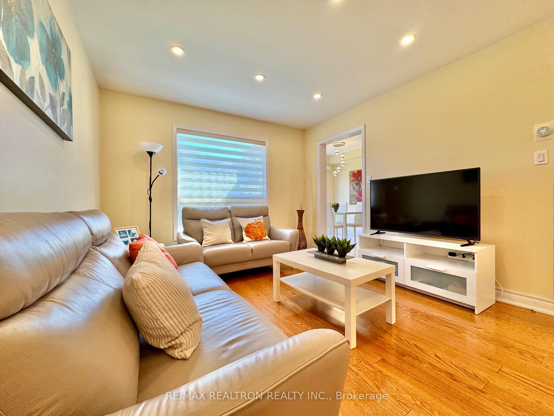 Photo 4 of 55 Devonwood Drive, Markham, Berczy — HOMEH
