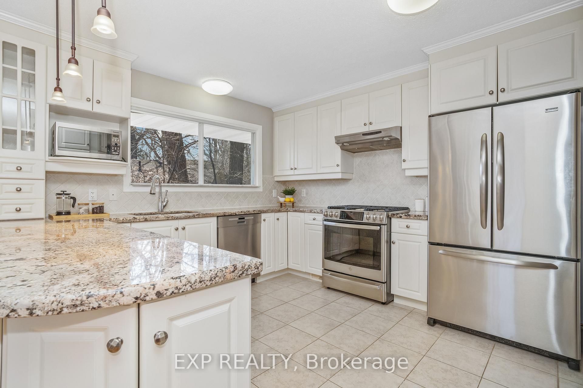 Photo 18 of 27 Tiffany Crescent, Ottawa, Kanata - Beaverbrook — HOMEH