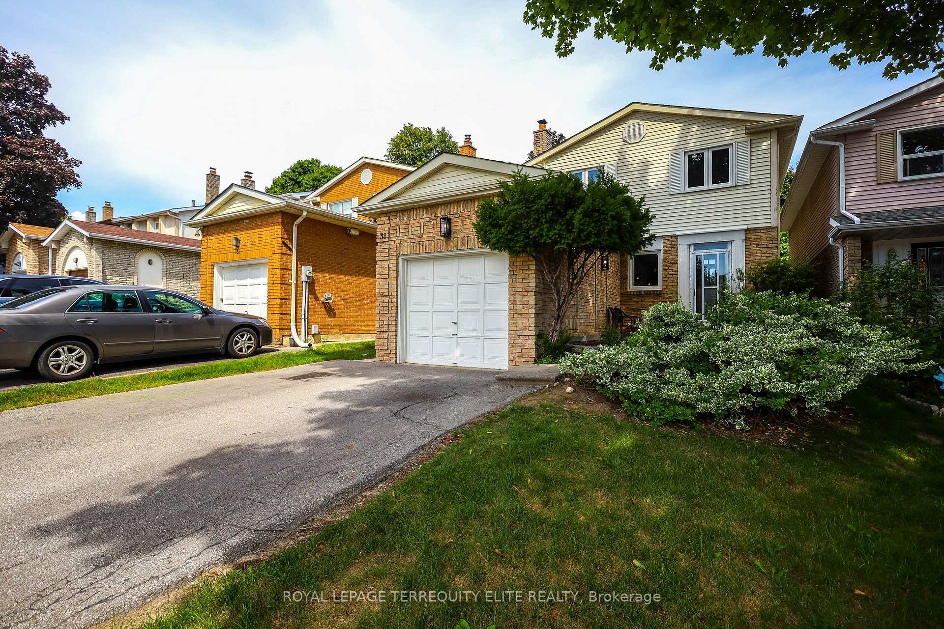 Photo 3 of 33 Tamarack Drive, Markham, Aileen-Willowbrook — HOMEH