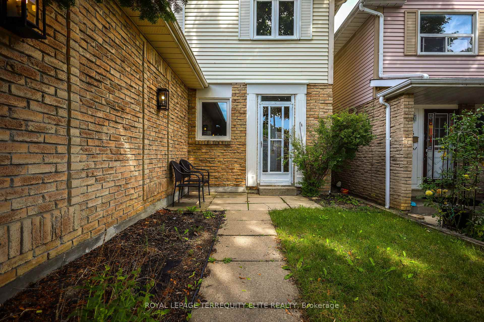 Photo 4 of 33 Tamarack Drive, Markham, Aileen-Willowbrook — HOMEH