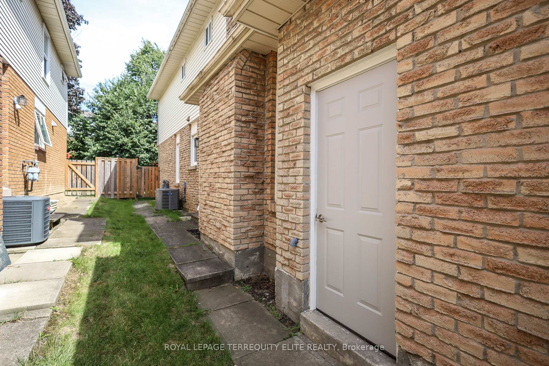 Photo 36 of 33 Tamarack Drive, Markham, Aileen-Willowbrook — HOMEH