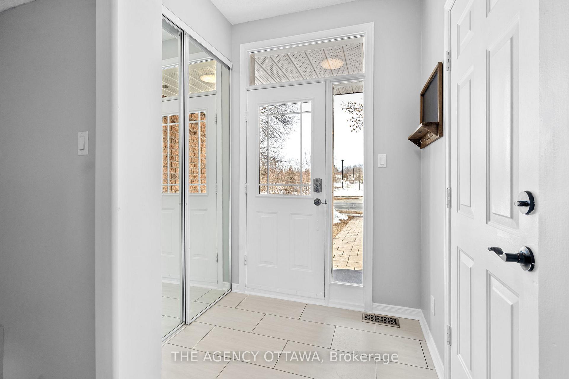 Photo 3 of 32 Bridgestone Drive, Ottawa, Kanata - Emerald Meadows/Trailwest — HOMEH