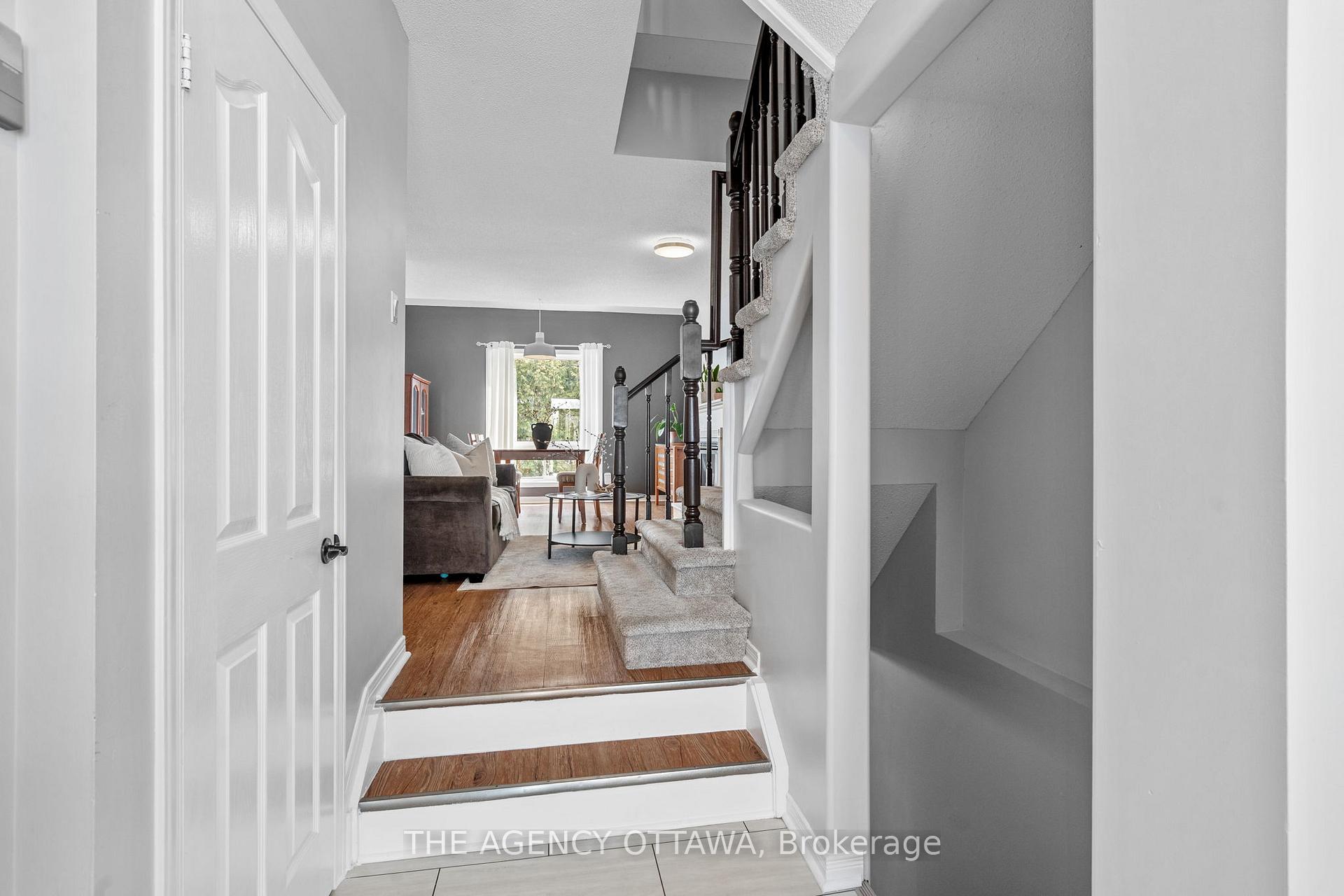 Photo 4 of 32 Bridgestone Drive, Ottawa, Kanata - Emerald Meadows/Trailwest — HOMEH