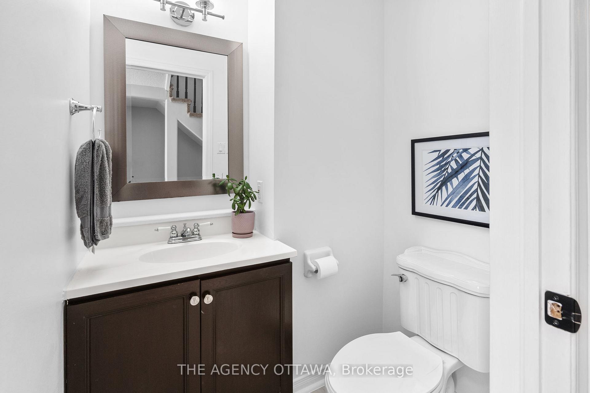 Photo 5 of 32 Bridgestone Drive, Ottawa, Kanata - Emerald Meadows/Trailwest — HOMEH