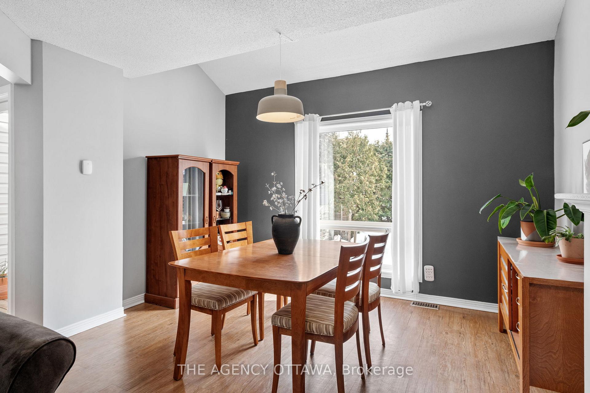 Photo 12 of 32 Bridgestone Drive, Ottawa, Kanata - Emerald Meadows/Trailwest — HOMEH