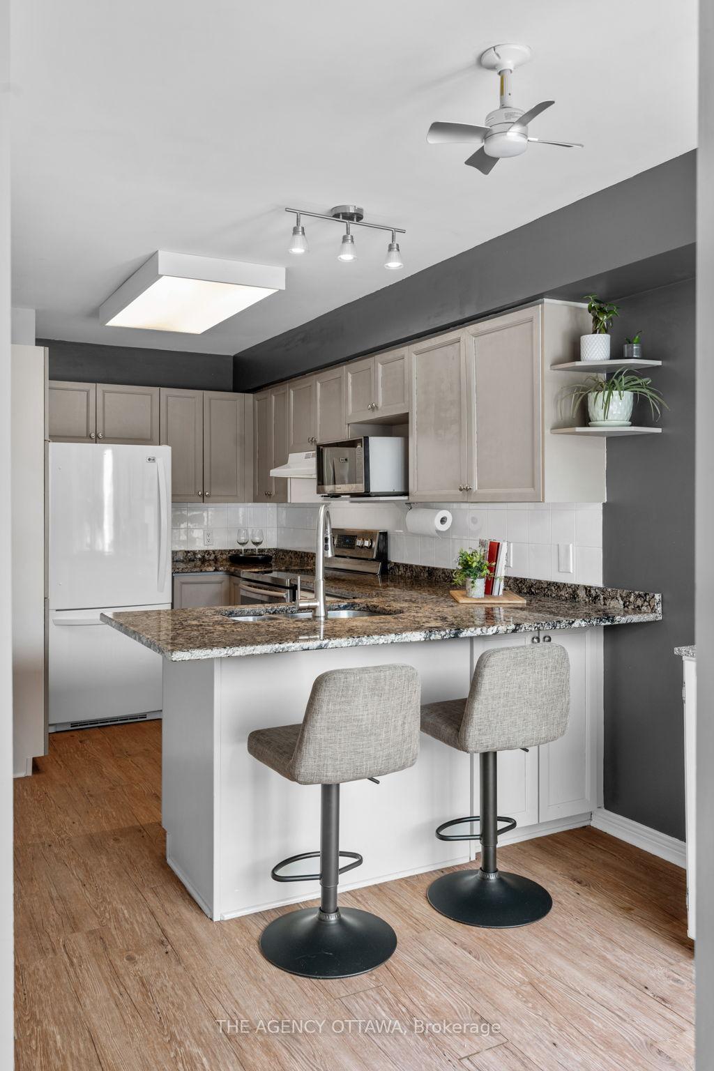 Photo 16 of 32 Bridgestone Drive, Ottawa, Kanata - Emerald Meadows/Trailwest — HOMEH