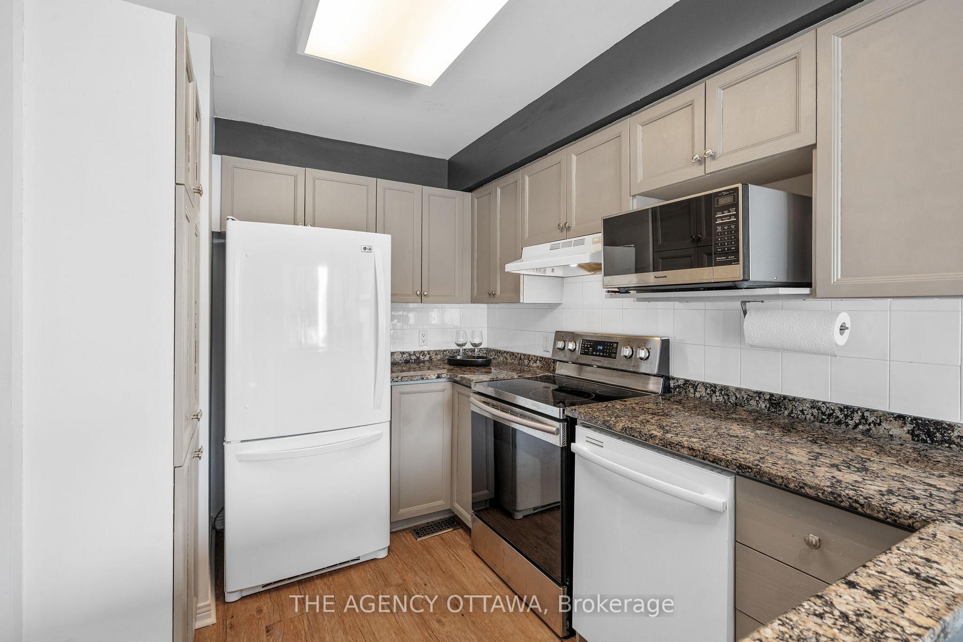 Photo 19 of 32 Bridgestone Drive, Ottawa, Kanata - Emerald Meadows/Trailwest — HOMEH