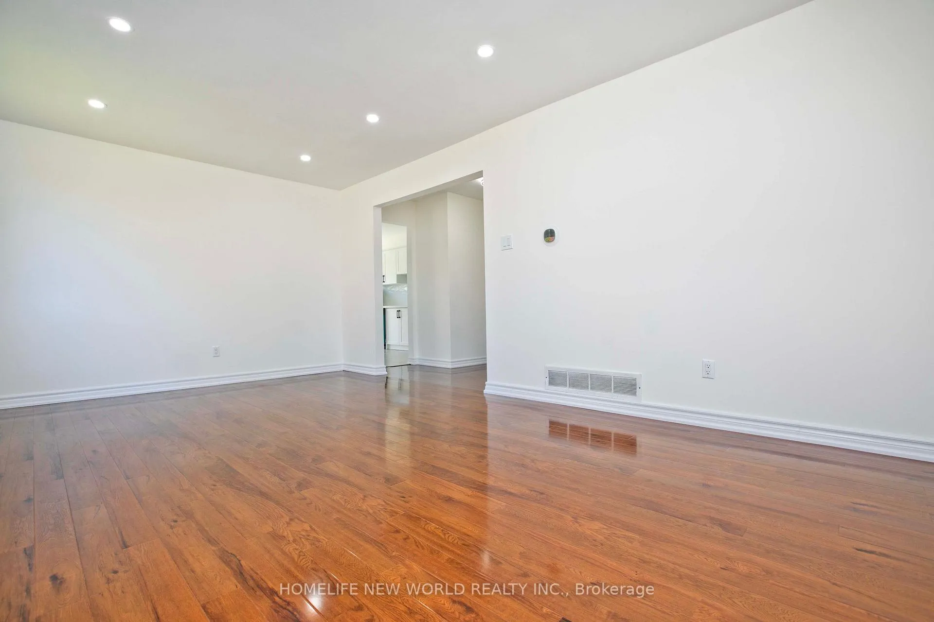 Photo 4 of 5 Hendon Road, Markham, Milliken Mills East — HOMEH