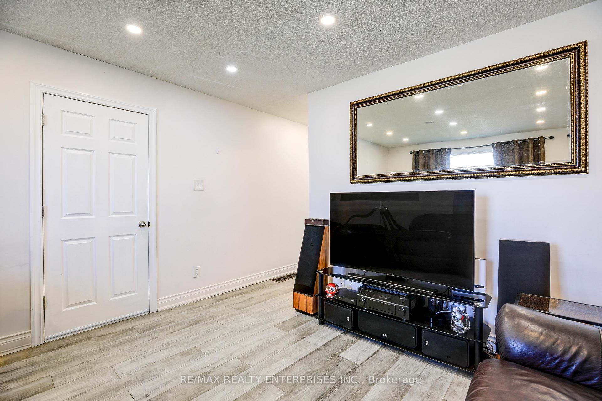 Photo 4 of Unit UPPER, 71 Adis Avenue, Hamilton, Gurnett — HOMEH