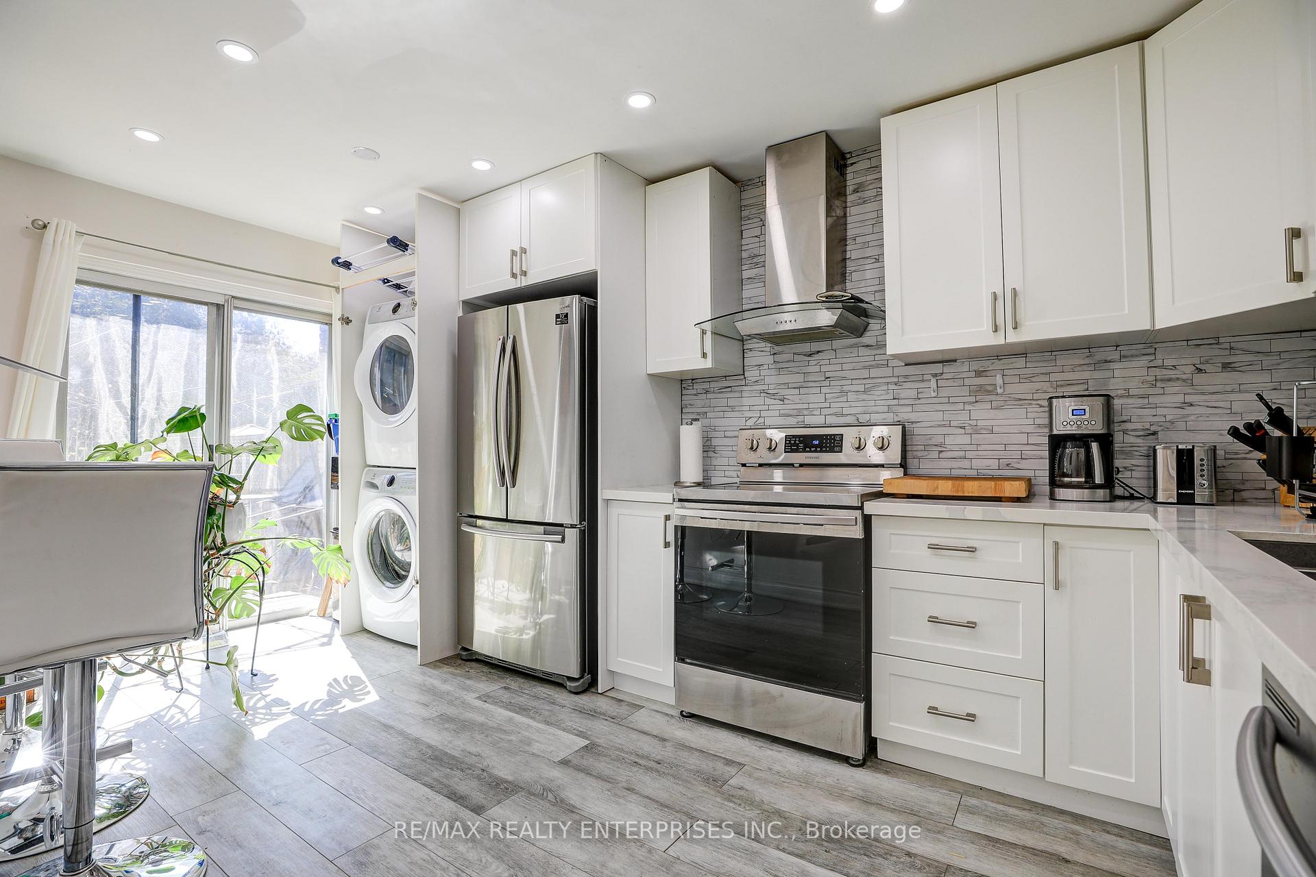 Photo 8 of Unit UPPER, 71 Adis Avenue, Hamilton, Gurnett — HOMEH