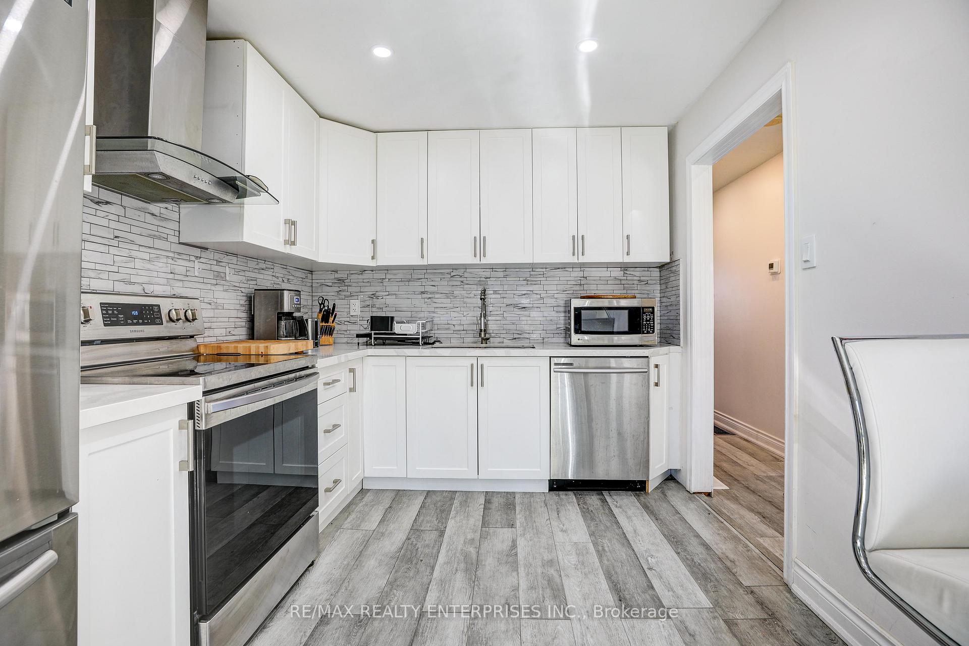 Photo 9 of Unit UPPER, 71 Adis Avenue, Hamilton, Gurnett — HOMEH