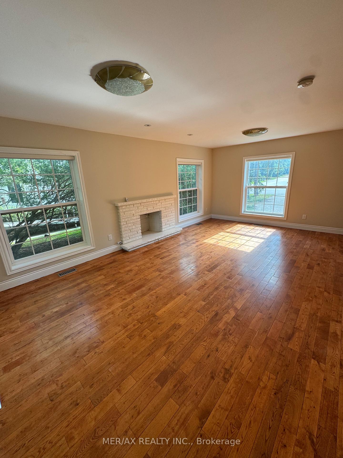 Photo 4 of 19 Valloncliffe Road, Markham, Bayview Glen — HOMEH