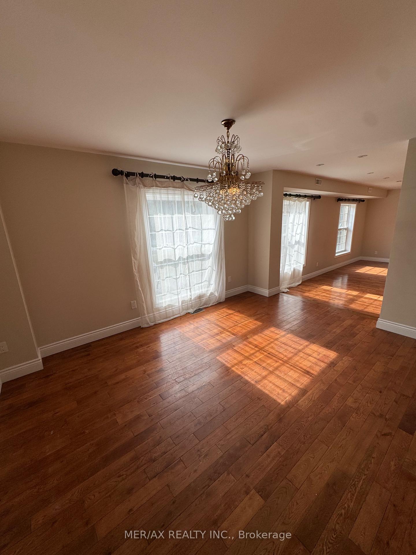 Photo 8 of 19 Valloncliffe Road, Markham, Bayview Glen — HOMEH