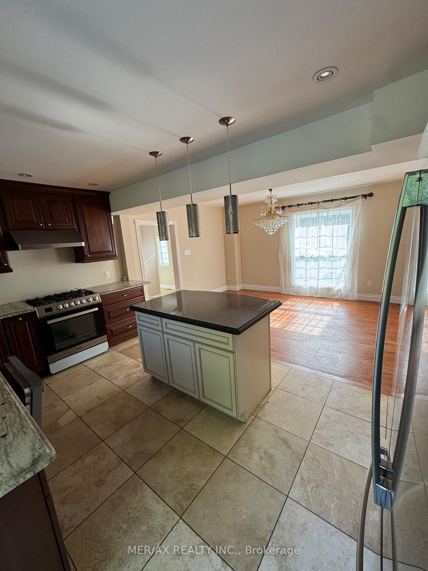 Photo 11 of 19 Valloncliffe Road, Markham, Bayview Glen — HOMEH