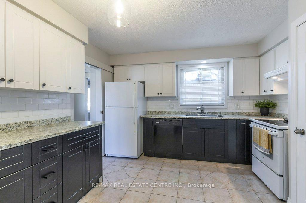 Photo 12 of 43 Briar Knoll Drive, Kitchener — HOMEH
