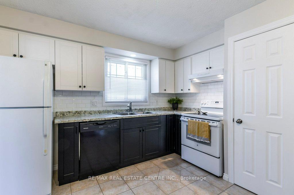 Photo 13 of 43 Briar Knoll Drive, Kitchener — HOMEH