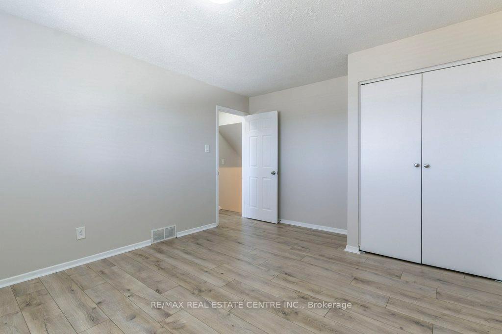 Photo 20 of 43 Briar Knoll Drive, Kitchener — HOMEH